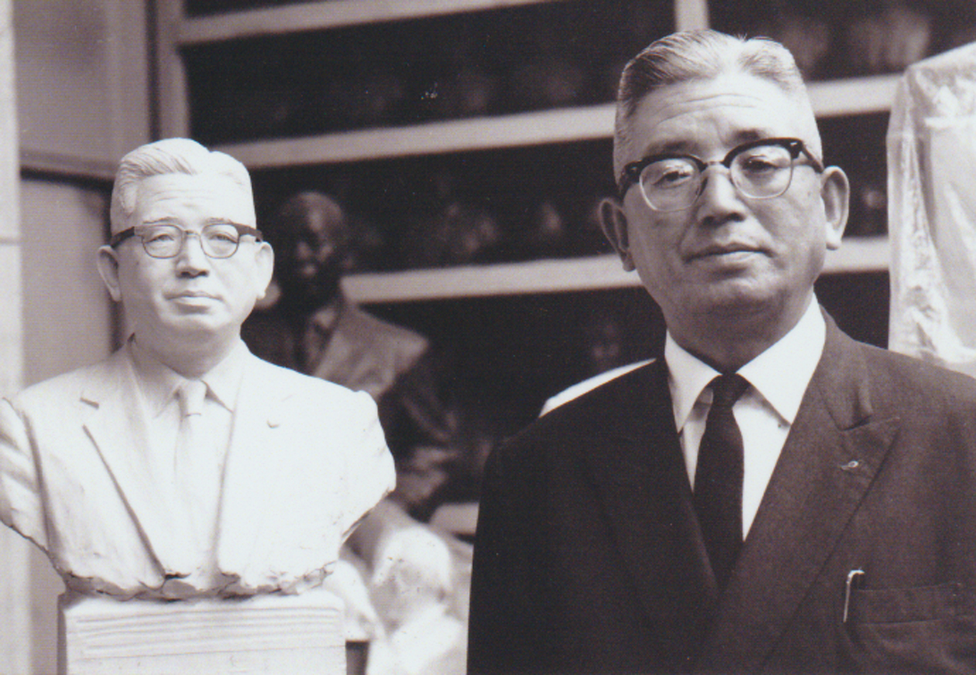 モデル本人と粘土原型の比較(像は8割の大きさ)