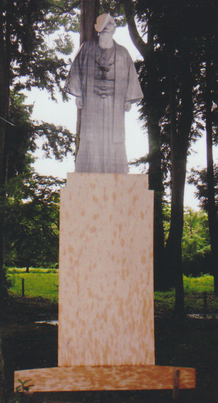 台座制作の為、薄いベニヤ板で模型を作り、現地で調和のとれる大きさ、その他のデザインを詰める。