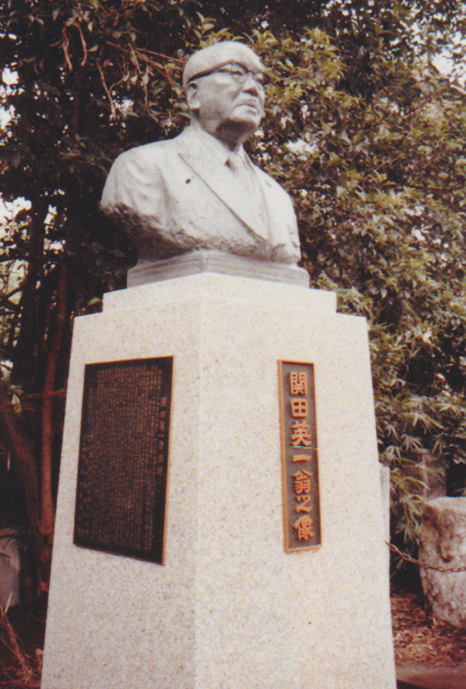 モデル本人と粘土原型の比較(像は8割の大きさ)